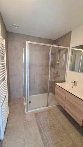 Bathroom 1, West Bay Apartments, West-Vlaanderen