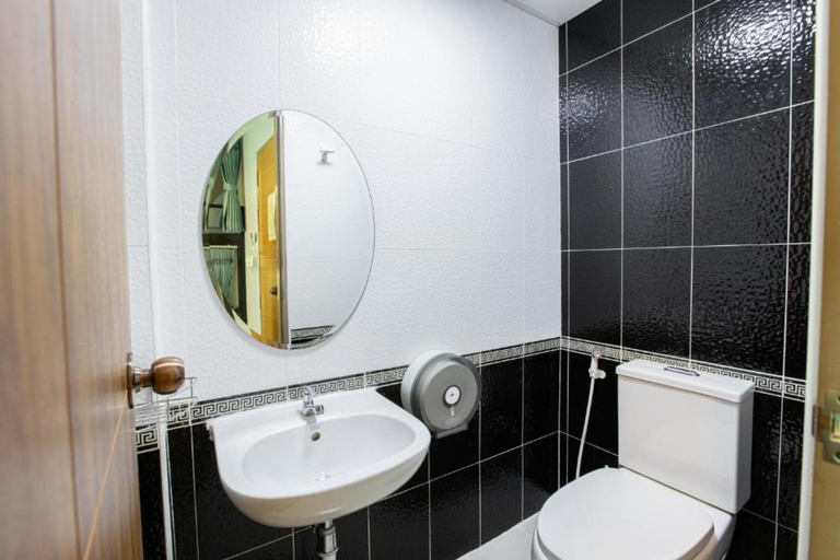 Bathroom 5, Restiny Hostel, Ratchathewi