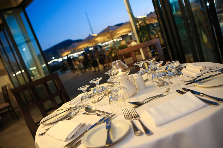 Food & Drinks 5, Hotel Calypso