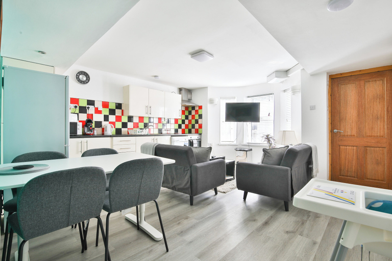 Others 4, 2 Bed Apartment Near Cardiff Bay, Cardiff