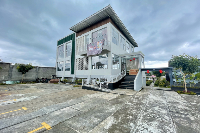 Exterior & Views 27