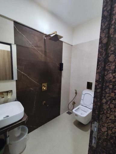 Bathroom 2, Varsity by Daily Stays, Mumbai Suburban