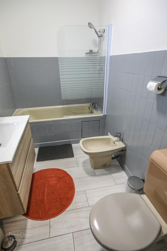 Bathroom 2, Eden Auberge, Dordogne