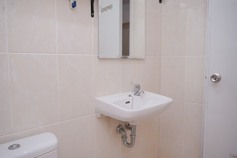 Bathroom 5, Comfy and Simple 2BR Apartment at M-Town Residence By Travelio, Tangerang
