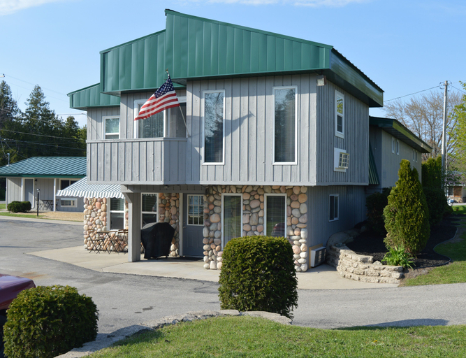 Exterior & Views 2, Coastal Suites Resort, Benzie