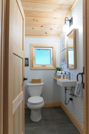 Bathroom 5, Haliburton Post House, Haliburton