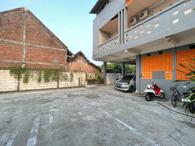 Exterior & Views 1, RedDoorz Syariah near Exit Tol Nganjuk, Nganjuk