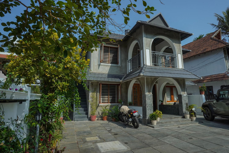 Exterior & Views