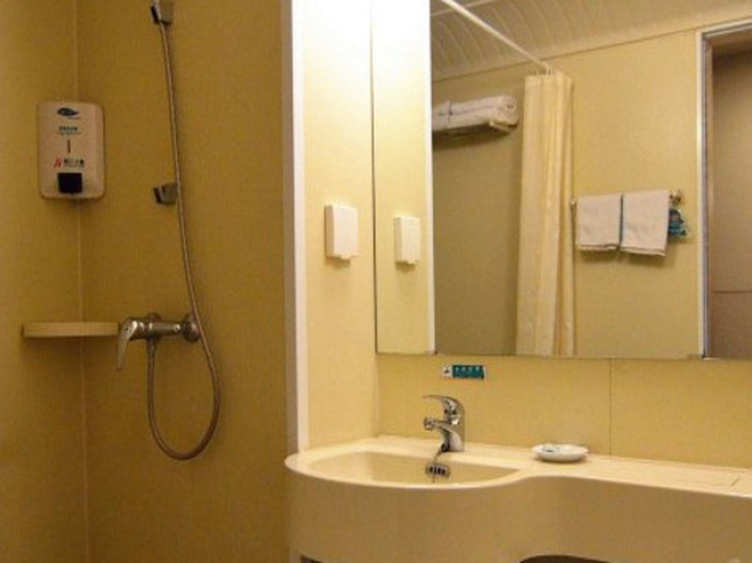 Bathroom 4, Jinjiang Inn Yantai Wanda Huanshan Road Branch, Yantai