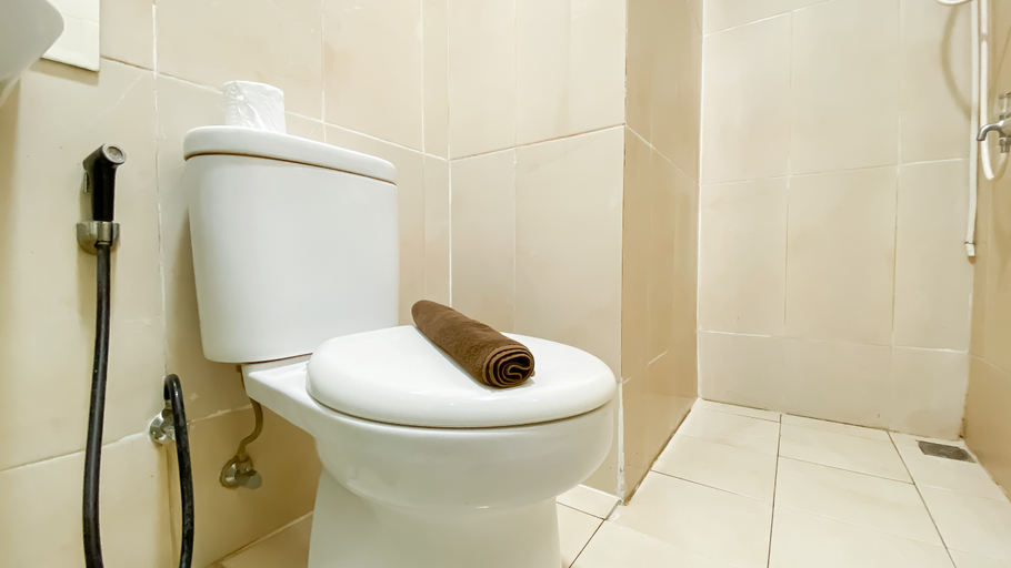 Bathroom 5, Good and Homey 2BR Apartment at Northland Ancol By Travelio, North Jakarta