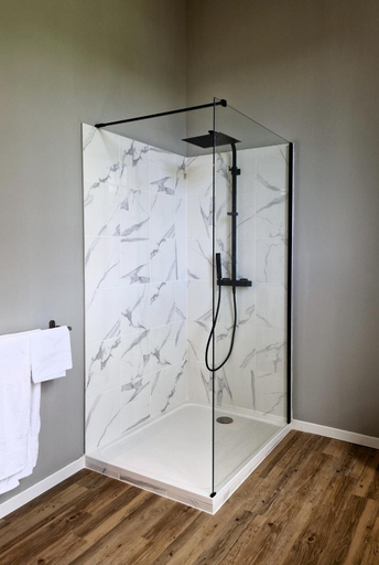 Bathroom 2, Le Manoir de Lisle, Tarn