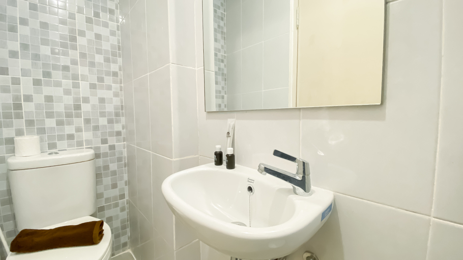 Bathroom 5, Cozy and Homey Studio at Apartment Tokyo Riverside PIK 2 By Travelio, Tangerang