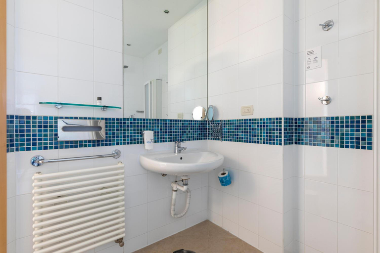 Bathroom 2, B&B Hotel Cherasco Langhe, Cuneo