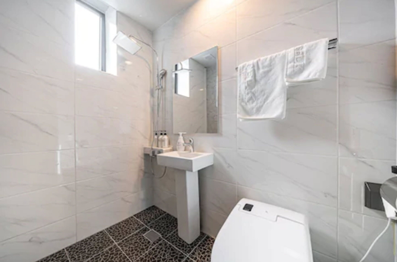 Bathroom 3, DDK Hotel, Jung