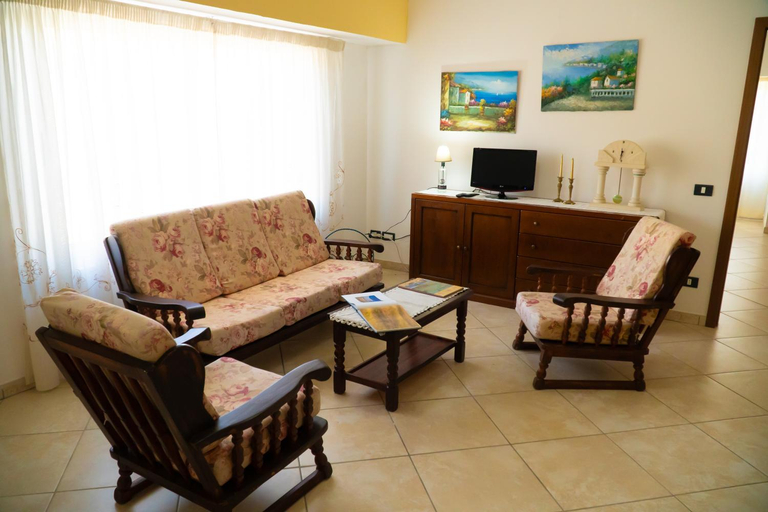 Shared lounge/TV area, Ostello Bortone, Salerno