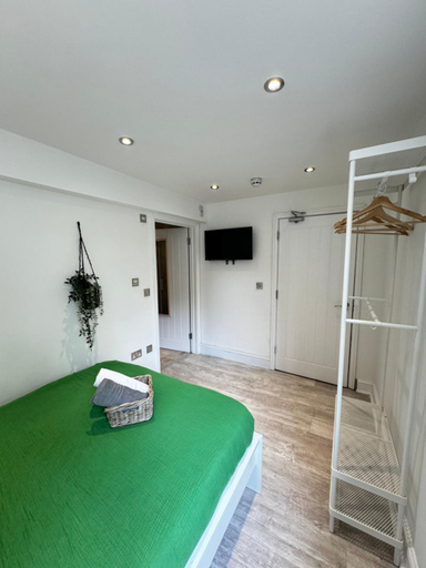 En-suite bedroom for up to 4! Sofa bed - near Stratford, London
