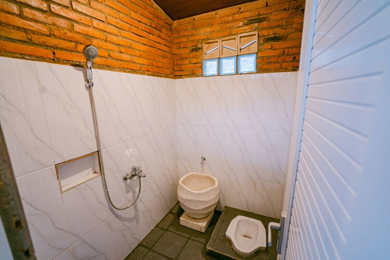 Bathroom 4, Desa Kepompong by Sinergi, Semarang