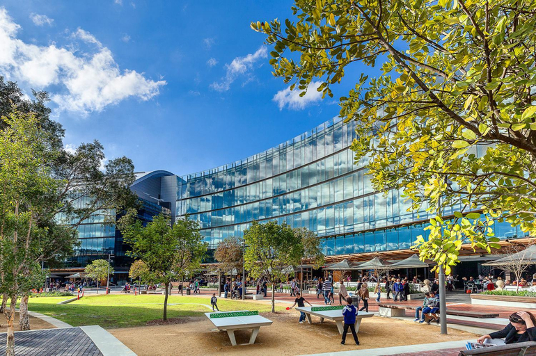 Poolside 2-Bed Haven, Walk to City Centre, Sydney