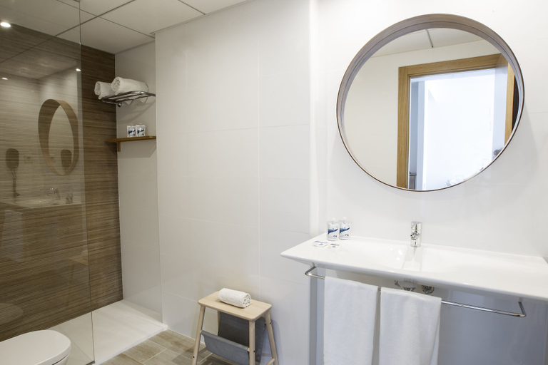 Bathroom 5, Cye Holiday Centre, Tarragona
