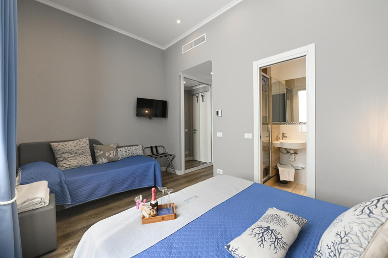 Others 4, Camere Amely, Imperia
