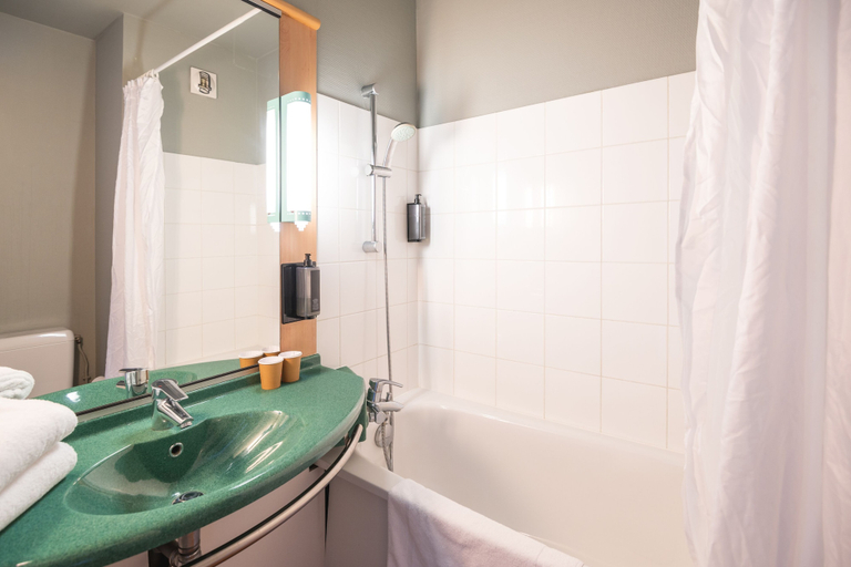 Bathroom 5, B&B HOTEL Rouen Centre Rive Gauche, Seine-Maritime
