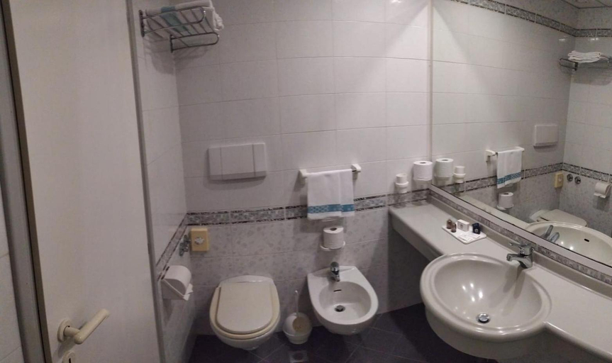 Bathroom 3, De France, Rimini