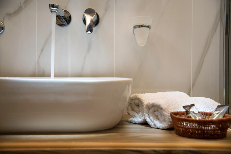Bathroom 3, Angelica's Deluxe Rooms in Adamas, South Aegean