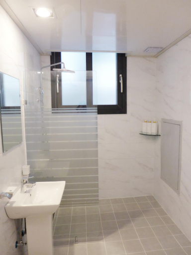 Bathroom 3, Picasso Guesthouse, Muan