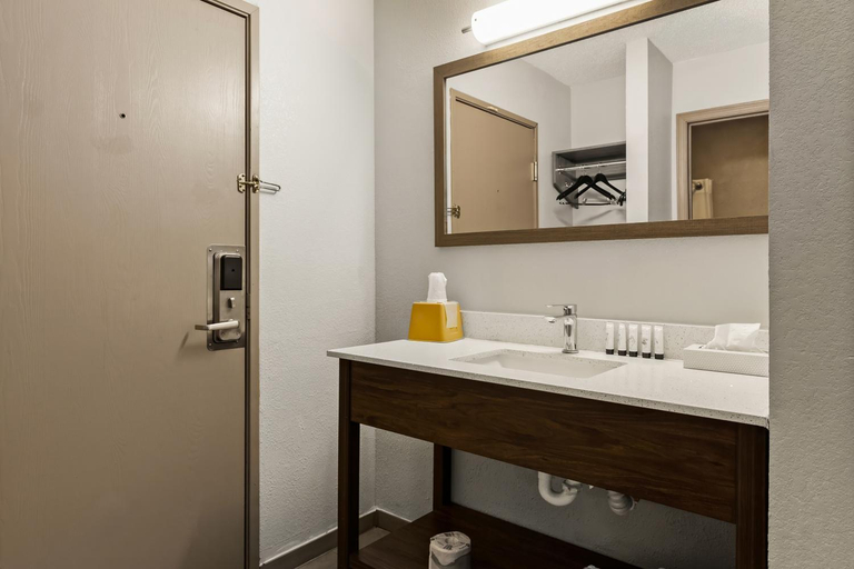 Bathroom, Red Lion Inn & Suites Caseyville, Saint Clair