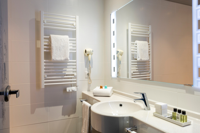 Bathroom 4, B&B HOTEL Colmar Liberté 4 étoiles, Haut-Rhin