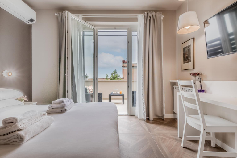Others 4, La Villa, Rome