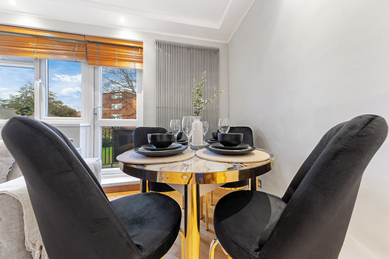Others 2, Luxe Stays Putney & Stamford, London