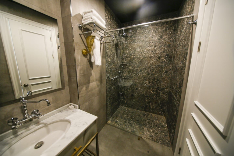 Bathroom 5, Royal Tophane, Beyoğlu