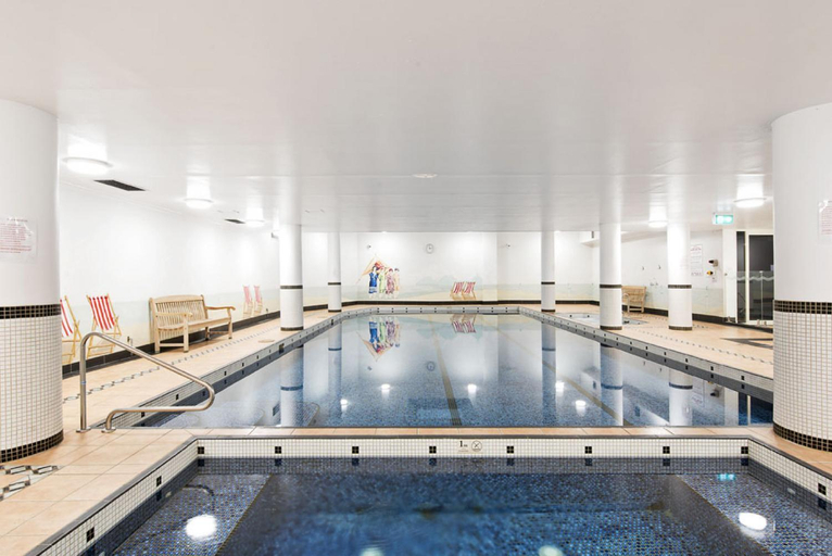 Sport & Beauty, Poolside 2-Bed Haven, Walk to City Centre, Sydney
