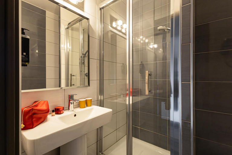 Bathroom, ibis Styles Saint-Quentin, Aisne
