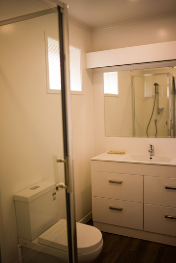 Bathroom 2, Alpers Lodge & Conference Centre, Waitakere