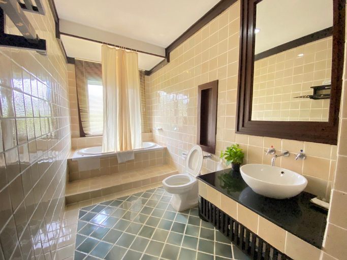 Bathroom 10