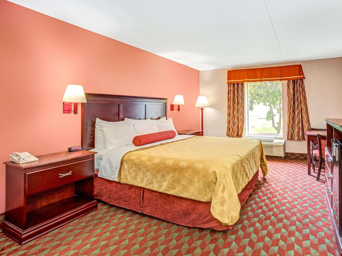 Bedroom 3, Ramada by Wyndham Murfreesboro, Rutherford