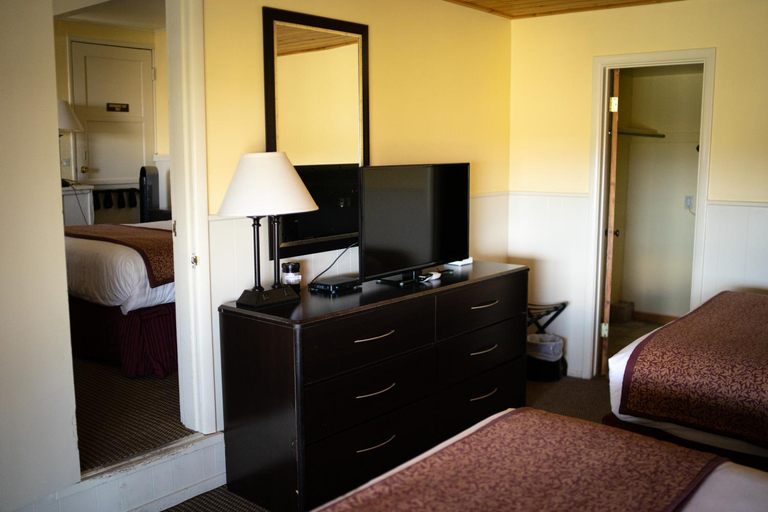 Bedroom 2, Yosemite Gateway Motel, Mono