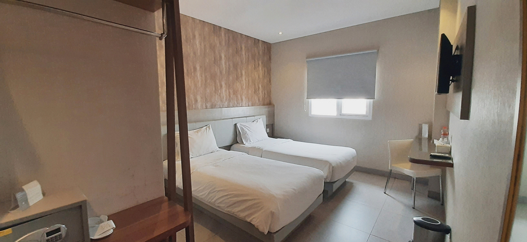 Lynn Hotel Serang - Tap to explore photos