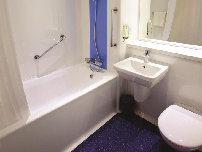 Bathroom 4, Travelodge Southampton Central, Southampton