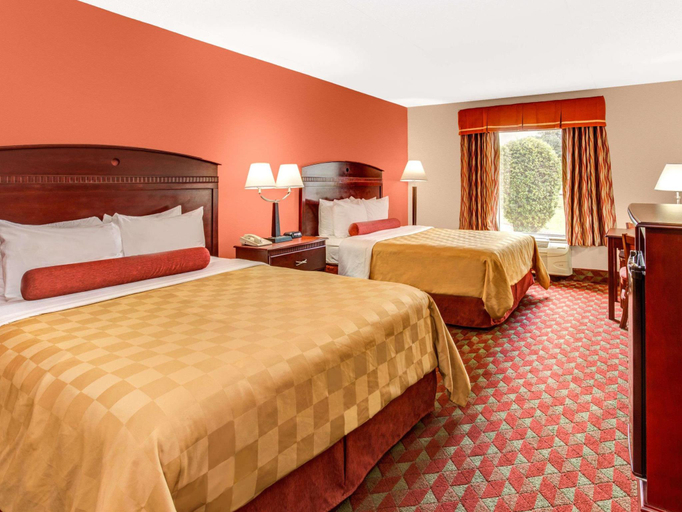 Bedroom 3, Ramada by Wyndham Murfreesboro, Rutherford