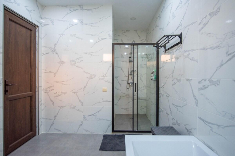 Bathroom 2, Big family cottage with two bedrooms with bath, Mestia