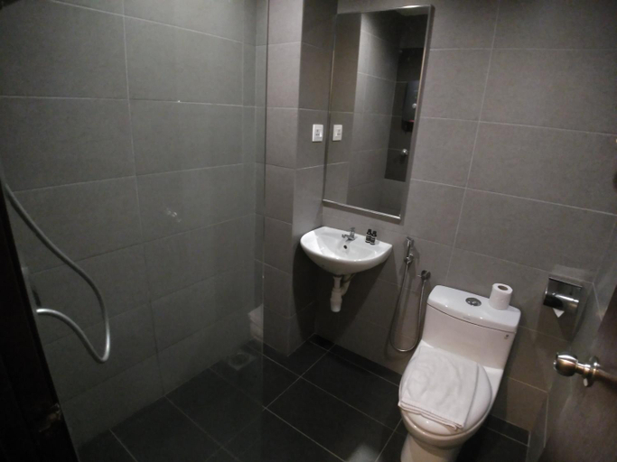 Bathroom 13