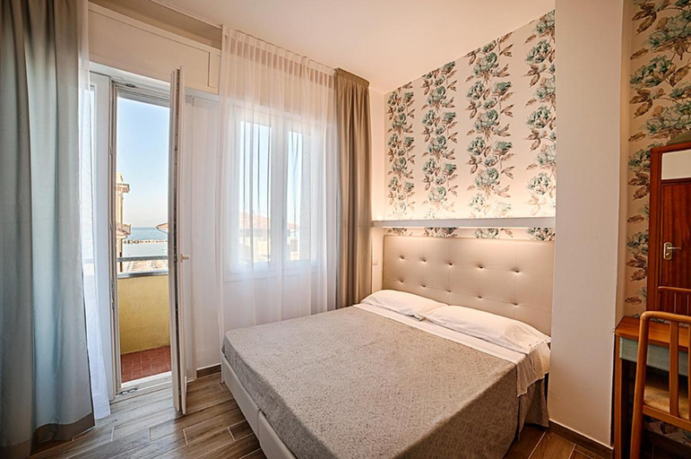 Bedroom 2, Hotel Mirabel, Rimini