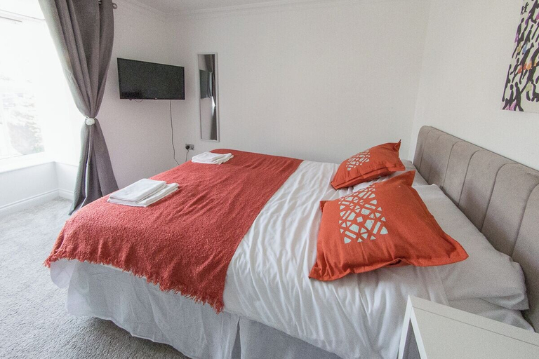 Bedroom 2, 5 Bed Detached House - Sleeps 14, Cardiff