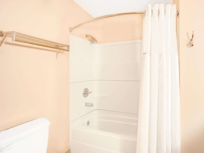 Bathroom 4, Ramada by Wyndham Murfreesboro, Rutherford