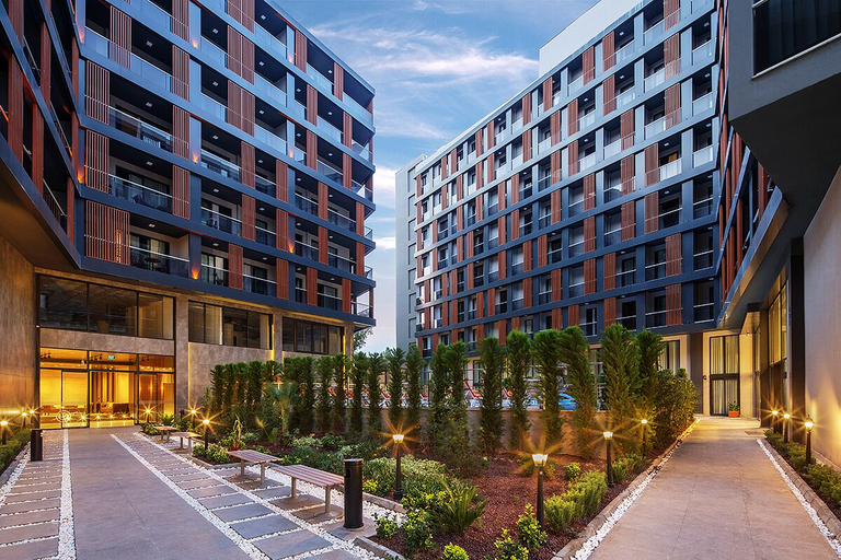 Exterior & Views