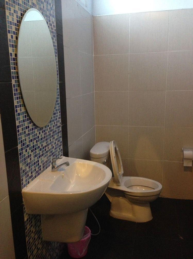 Bathroom 4, U2 Inn, Hat Yai