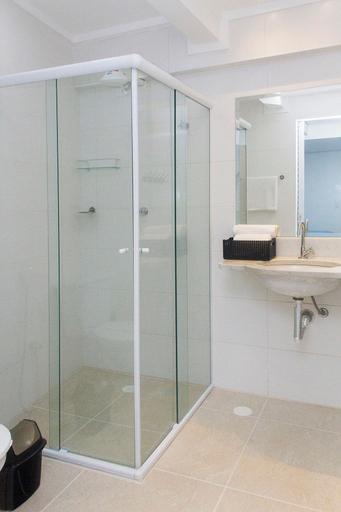 Bathroom 3, Asturias Mall Suites, Guarujá
